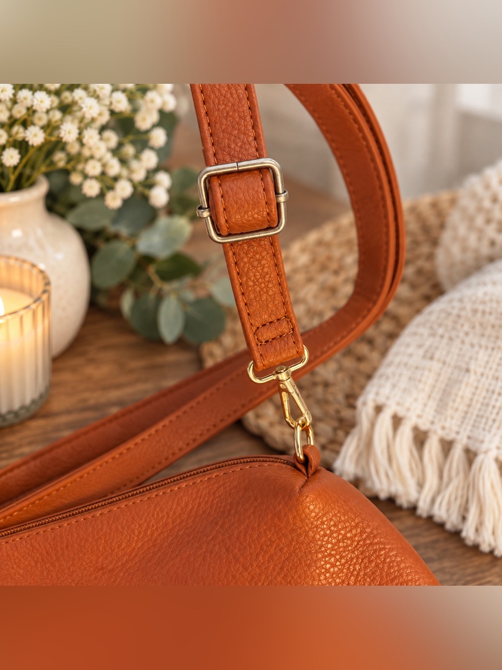 Classic Women's Leather Shoulder Bag in Cognac - Picture 3 of 5